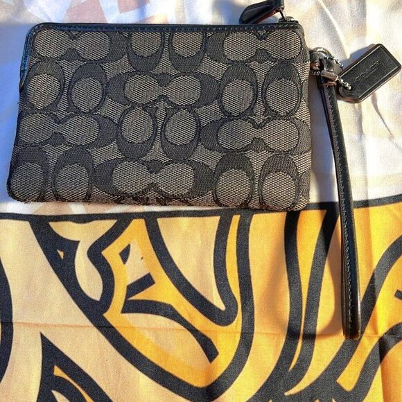 Coach Signature C Corner ZipWristlet #F54627 - Picture 2 of 6
